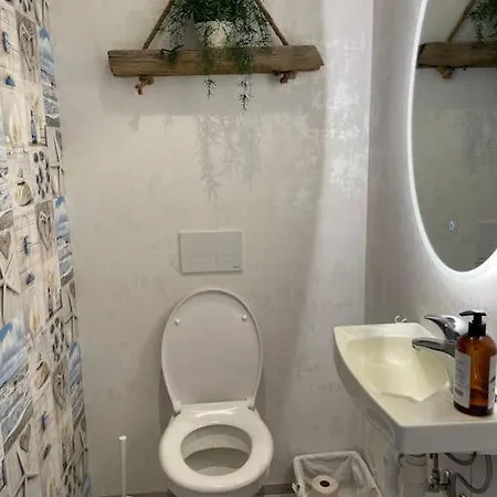 Apartment Trivelig Nyoppusset Hus Ved Femsjoen. *